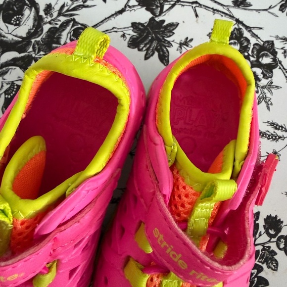 Stride Rite made to play Pink and Neon Yellow Kids sneakers - Picture 3 of 13